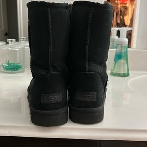 Black pair of Uggs size 8. Worn a few times.